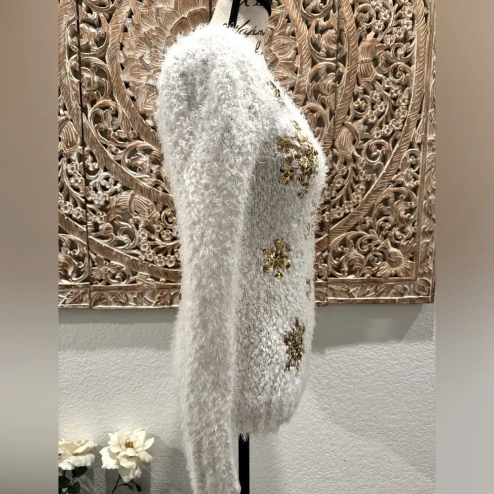 Holiday Time White w/ Gold Stars Long Sleeve Sweater- size M - Picture 3 of 8